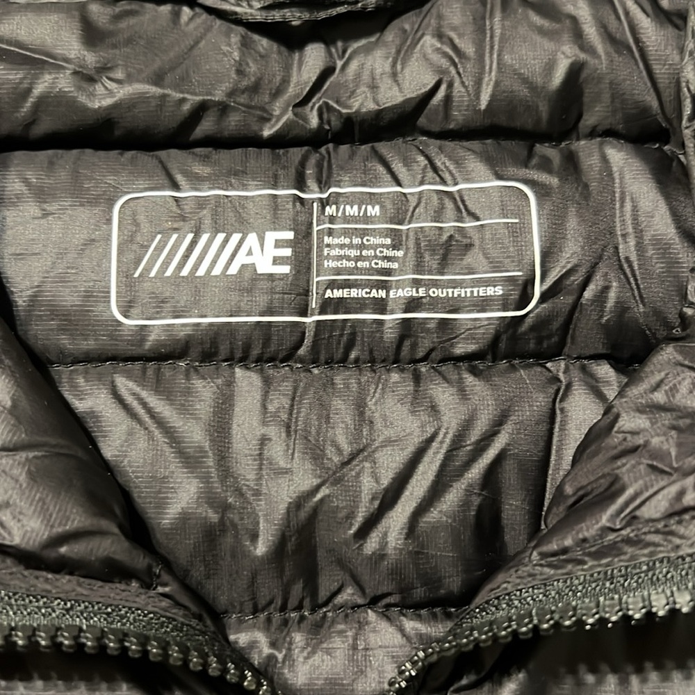 American Eagle black puffer vest men’s size medium two large pockets zip up - Picture 2 of 8